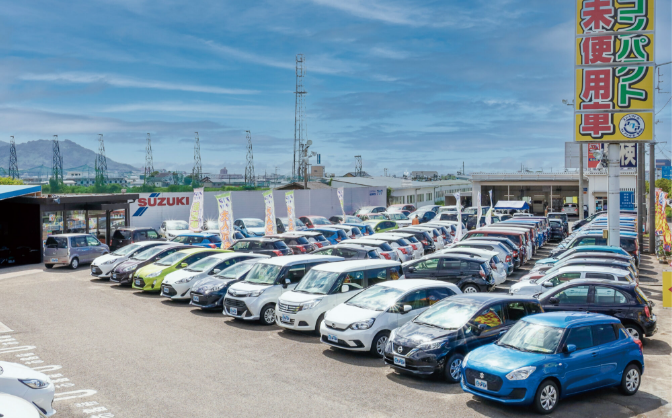 中古車販売店の風景